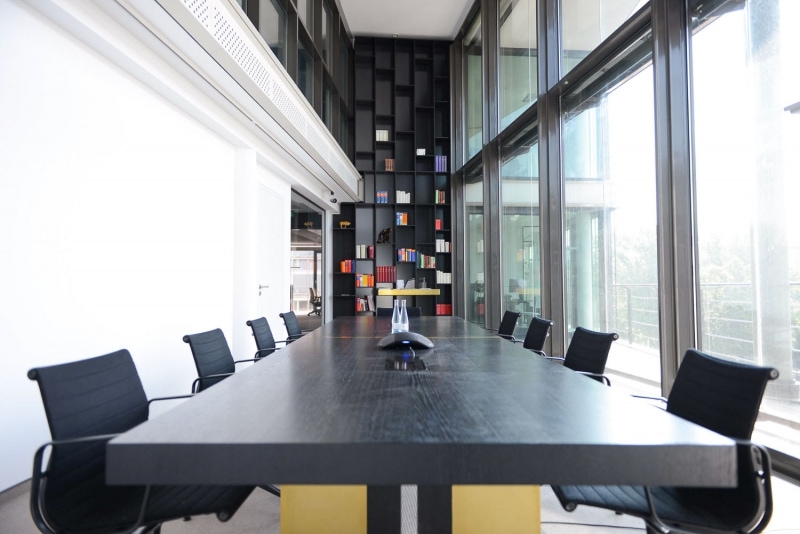 muesiemue Interiordesign, Konferenztische und angefertigte Regale, Funktion und Design von handwerkplusdesign für berliner Kanzlei