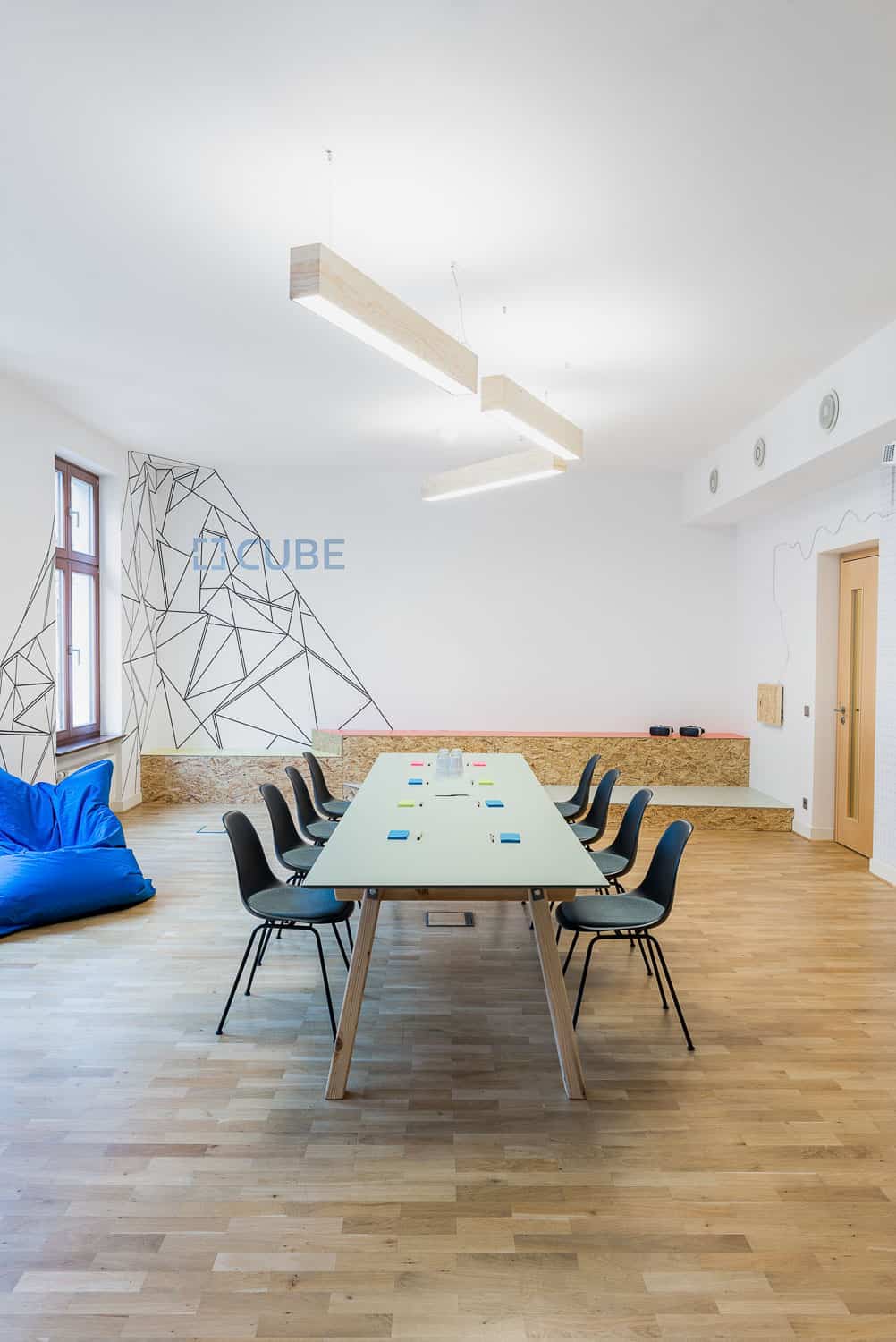 muesiemue Interiordesign, Coworking Office und Konferenztisch, Funktion und Design von handwerkplusdesign und Tonia Welter für Cube-Global