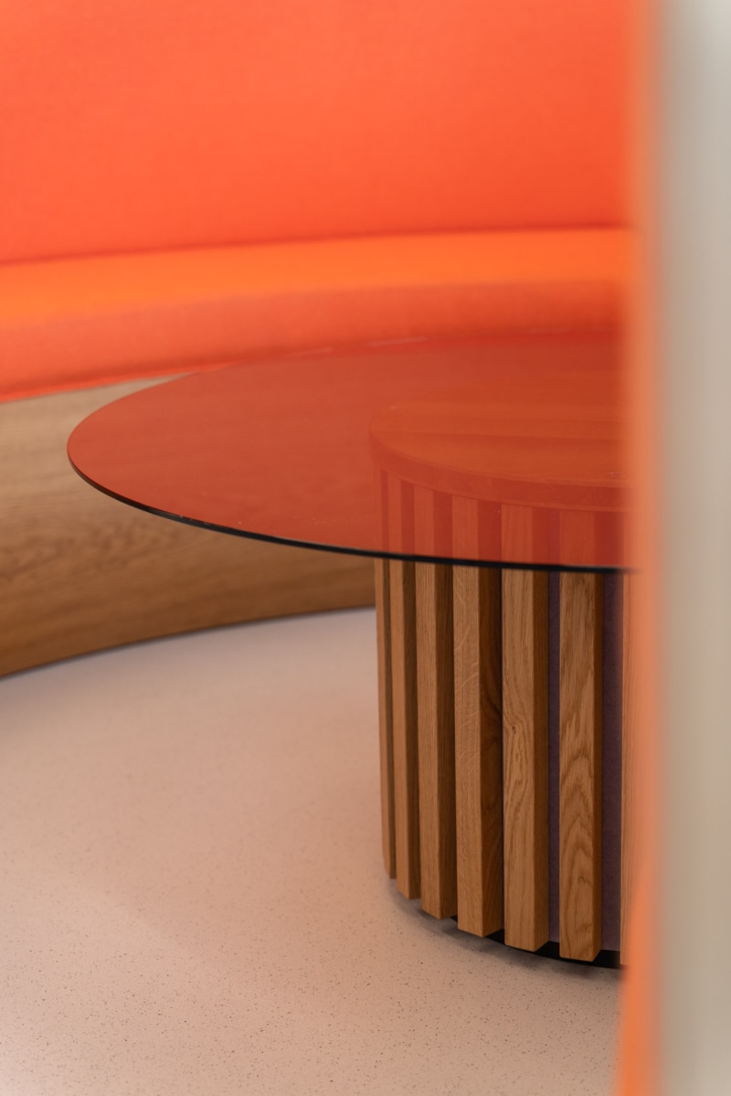 Detail der Holzverkleidung des Loungetisch mit Glasplatte, individuell gefertigt.