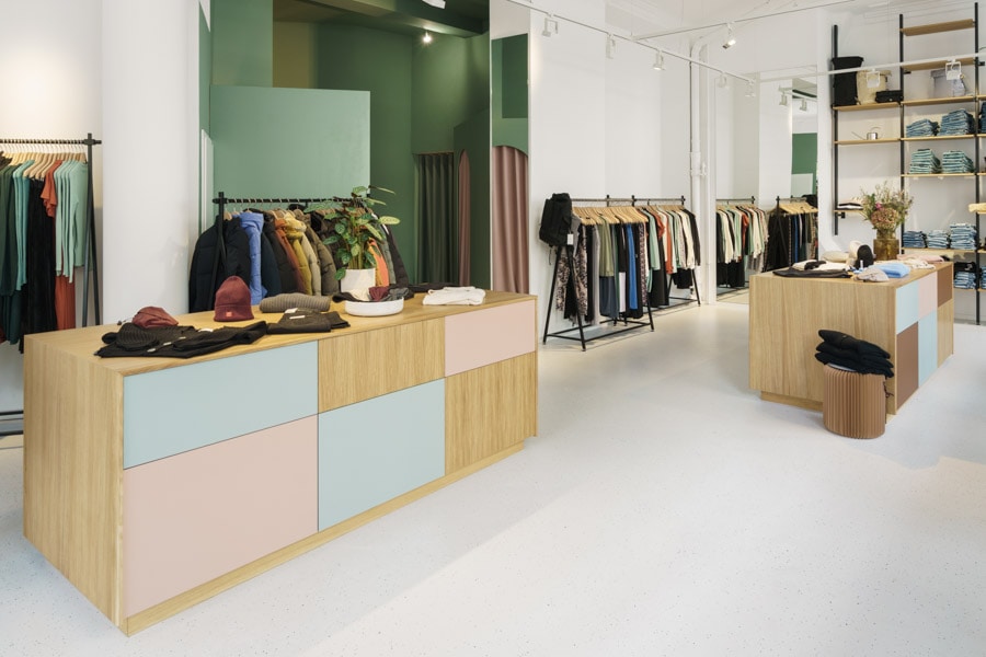 Blick in den neugestalteten Laden von Loveco. Ein helles klares Design mit Pastel Farben und hellen Holzelementen erzeugt eine angenehme und warme Atmosphäre.